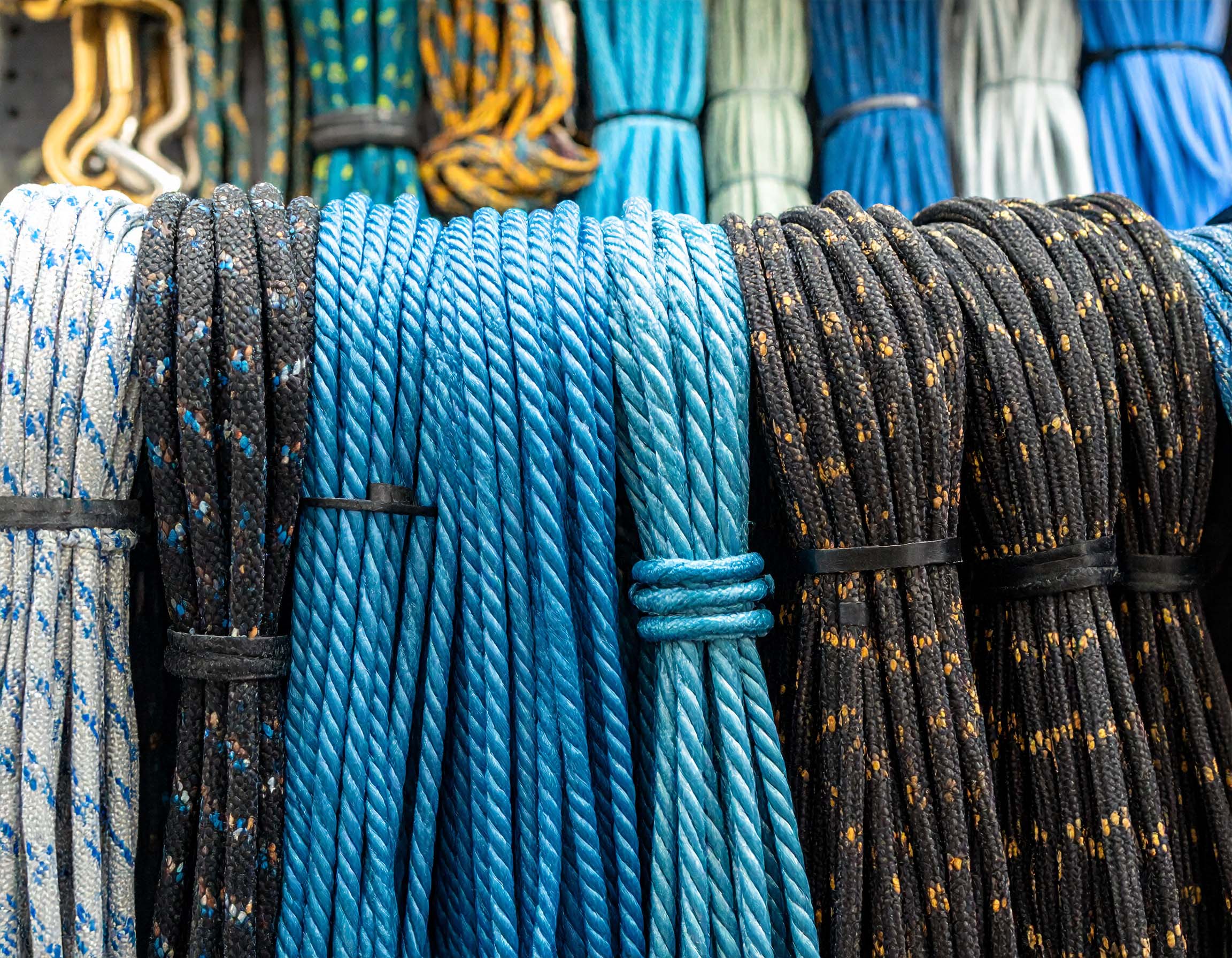 Immagine pubblicitaria ad alto impatto di corde e trecce industriali robuste