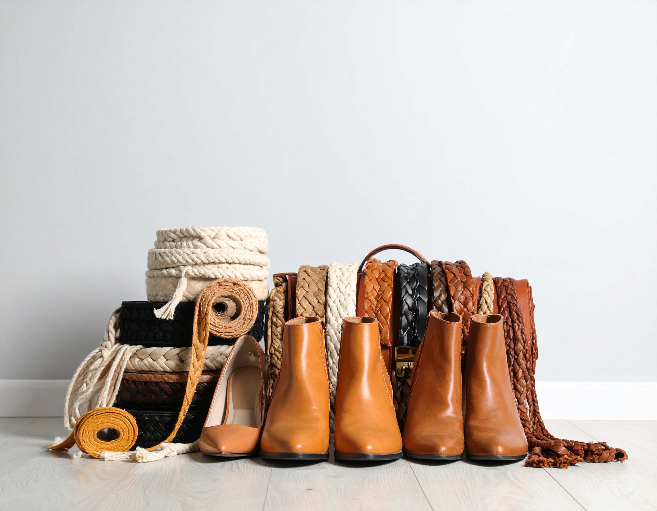 Composizione elegante e colorata di corde e nastri per packaging, disposti artisticamente