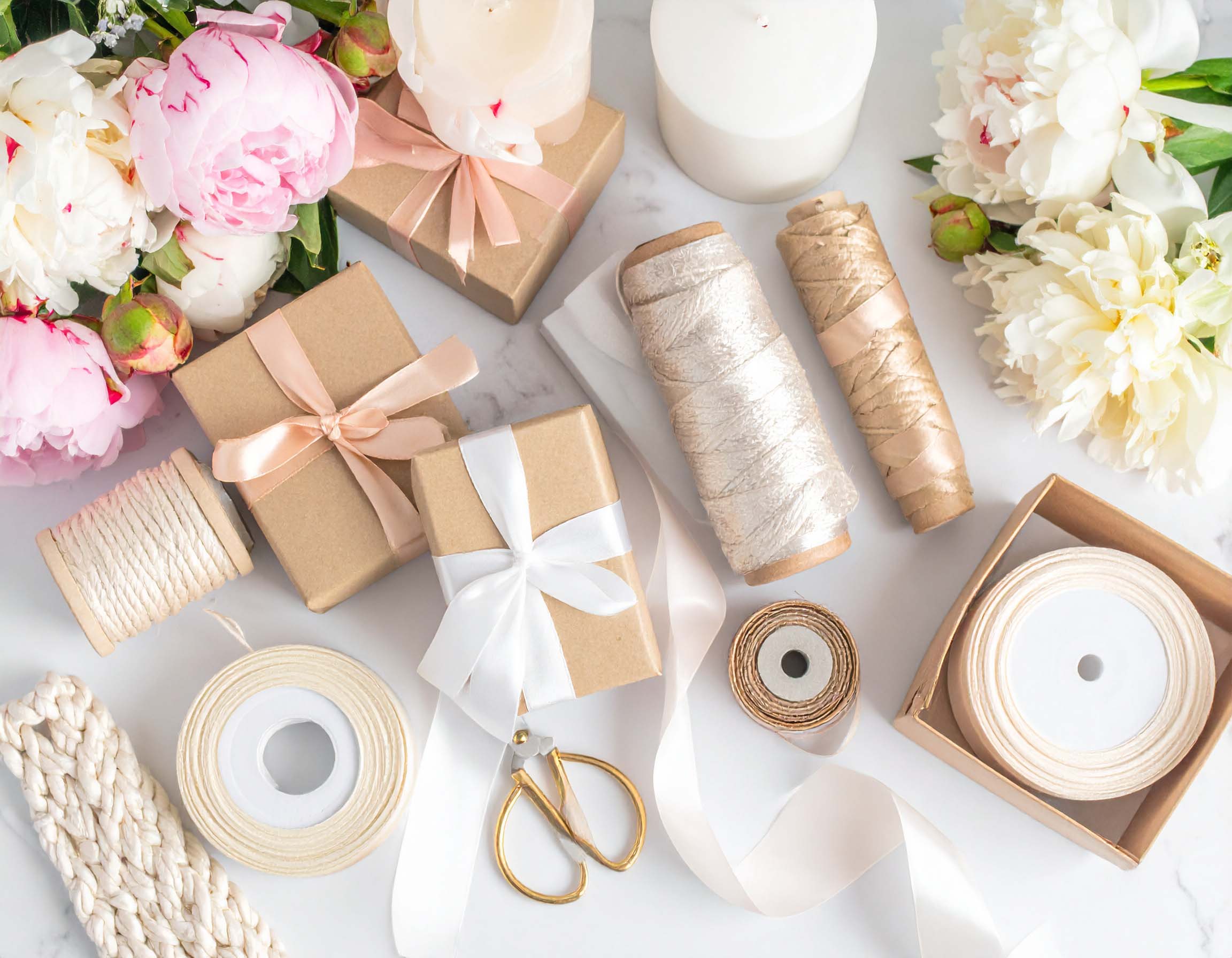 Composizione elegante e colorata di corde e nastri per packaging, disposti artisticamente